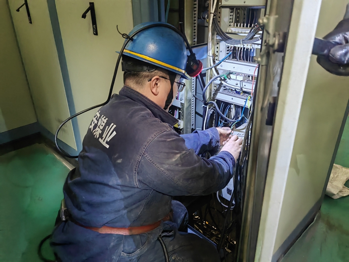 攻坚克难抢工期 安全升级保畅通 ——保安煤业高效完成副立井高压开关柜更换工作
