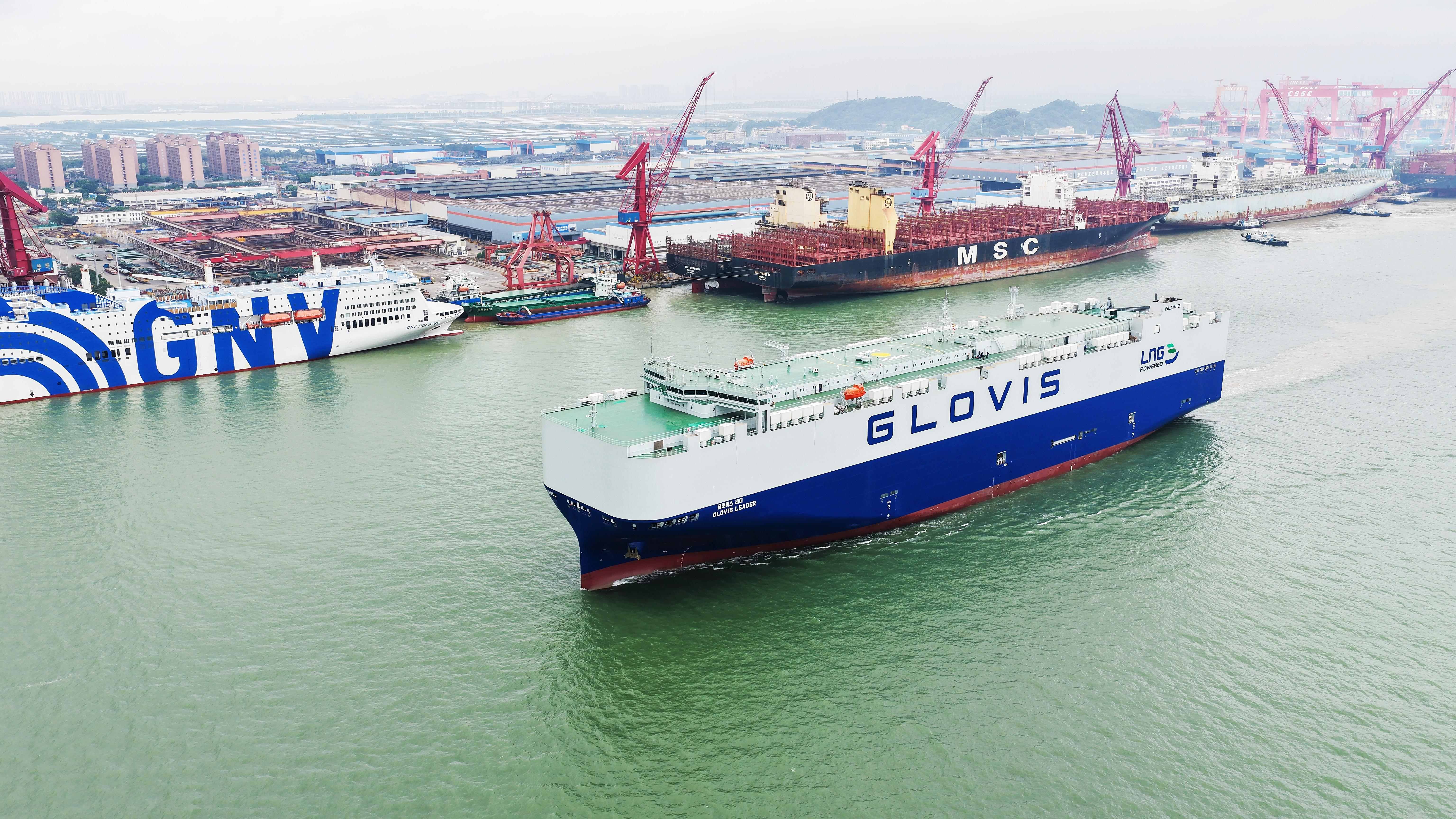 全球首艘万车级汽车运输船出海试航