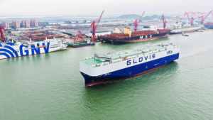 全球首艘万车级汽车运输船出海试航