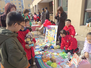 校社联动传温情 旧物焕新献爱心&mdash;&mdash;大同市平城区二十三校联合幸福里社区开展亲子义卖活动