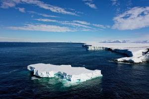 极地专家谈世界最大冰山崩解：这是一个严肃的提醒