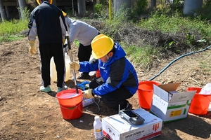 山西益林农业公司用无人机开展规模化农药喷洒作业