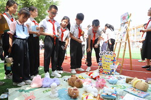 阳泉市南大东街小学校开展跳蚤市场活动