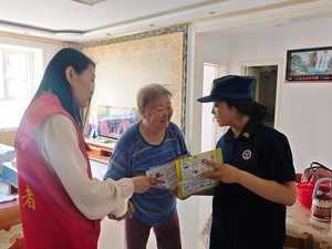 阳泉市矿区消防救援大队联合社区网格员开展独居老人入户消防宣传活动