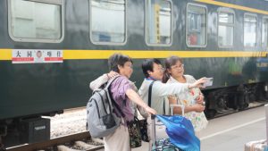 国铁太原局加密开行旅游专列服务暑期银发旅游热