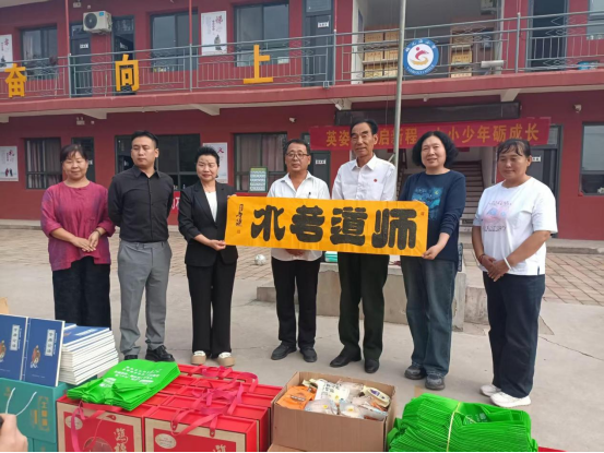 中秋送暖进校园 爱心相伴助成长