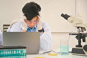 AI与人丨AI开始“抢跑”,科研规则面临新考验
